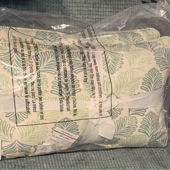 Set of 2 “Martha Stewart Green indoor outdoor Throw Pillows Brand New 11x18 - Picture 4 of 9